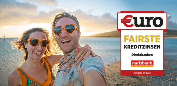 Ein Paar knipst ein Selfie im Strandurlaub, den es mit dem ausgezeichneten Privatkredit von €uro „Fairste Kreditzinsen“ unkompliziert finanziert hat.